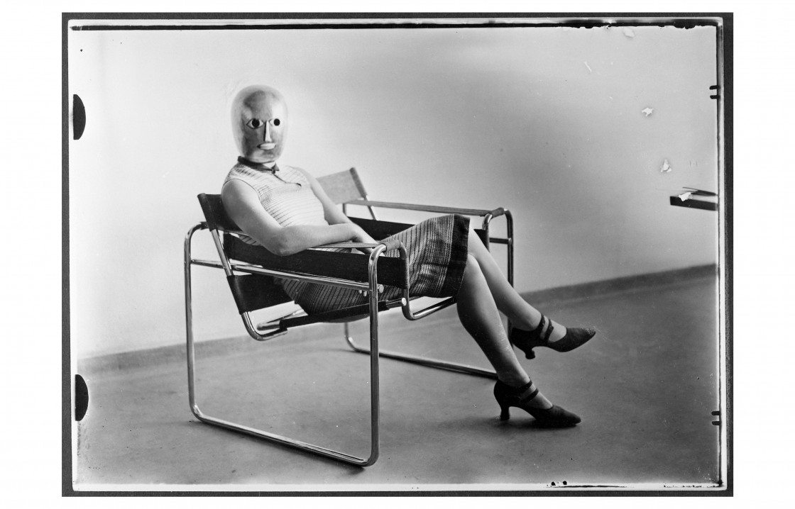 Inconnue au masque, fauteuil Marcel Breuer