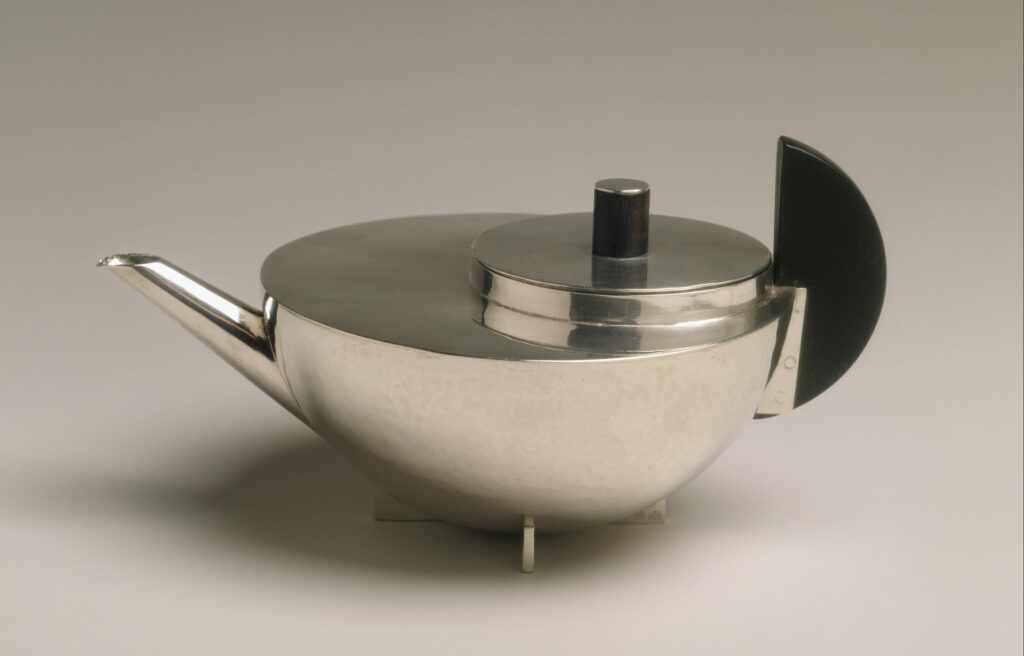 Théière Bauhaus en argent et ébène de Marianne Brandt (1924).The métropolitan museum of art