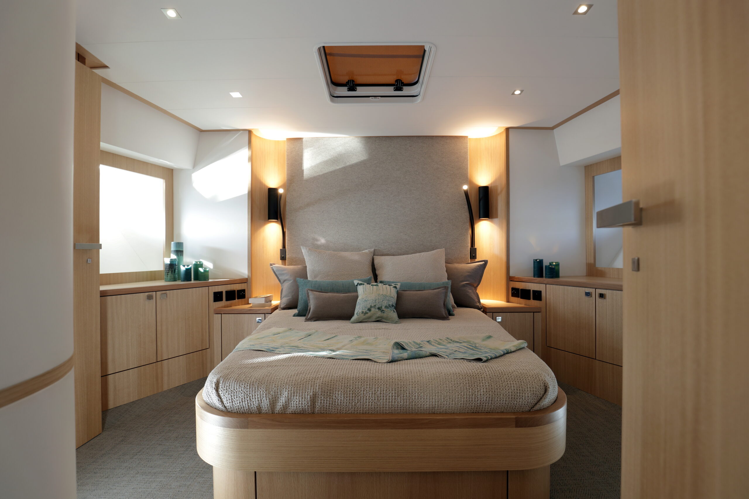 intérieur de cabine yacht 2300 fly armonee lit rangement et vitrages
Comment Créer Un Intérieur Fonctionnel Et Esthétique : Les Secrets D’optimisation Inspirés Du Design Nautique