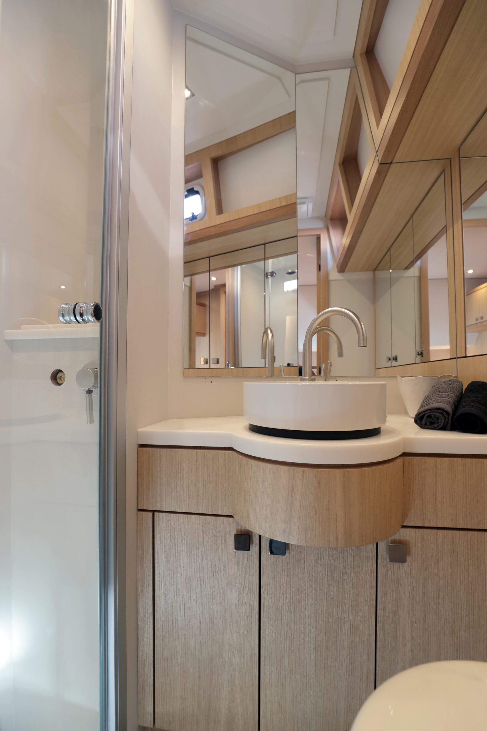 yacht 2300 fly couach cabine salle de bain interieur miroir  Comment Créer Un Intérieur Fonctionnel Et Esthétique : Les Secrets D’optimisation Inspirés Du Design Nautique