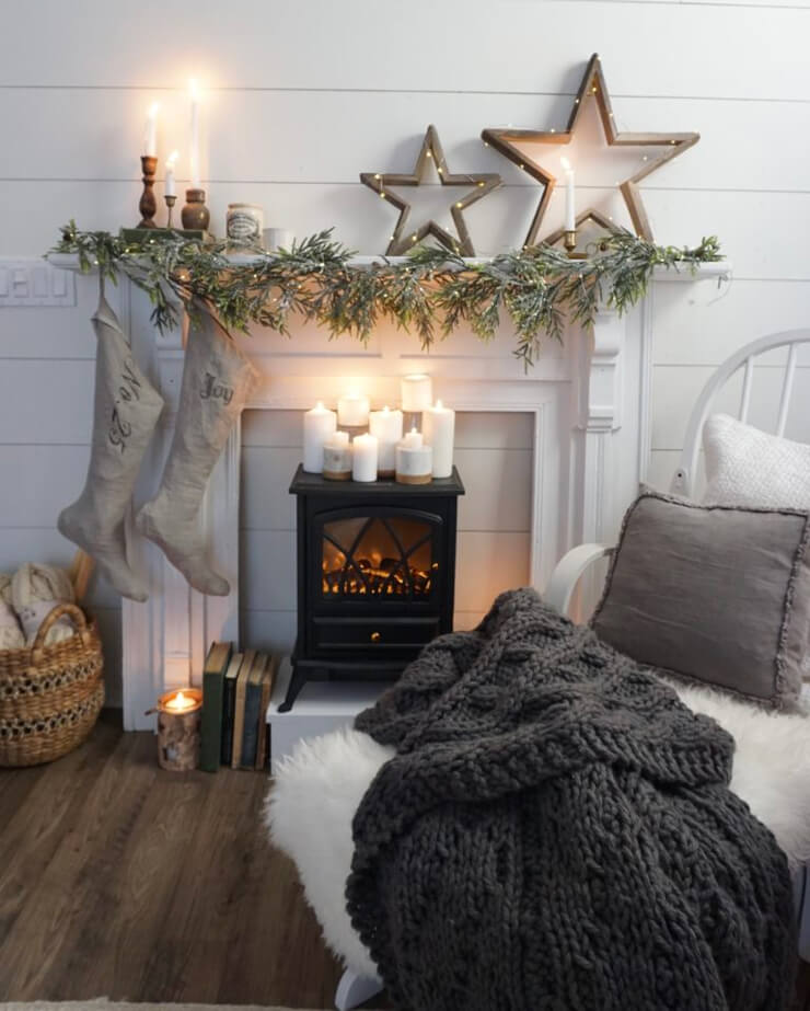 scandi warm chimney and christmas socks, le style scandi warm pour un noel magique