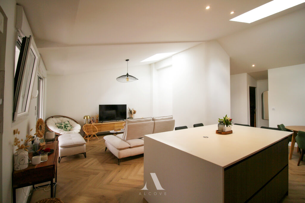 projet flora et jeremy salon aprés renovation avec integration de velux, lumière naturelle intérieur maison saison