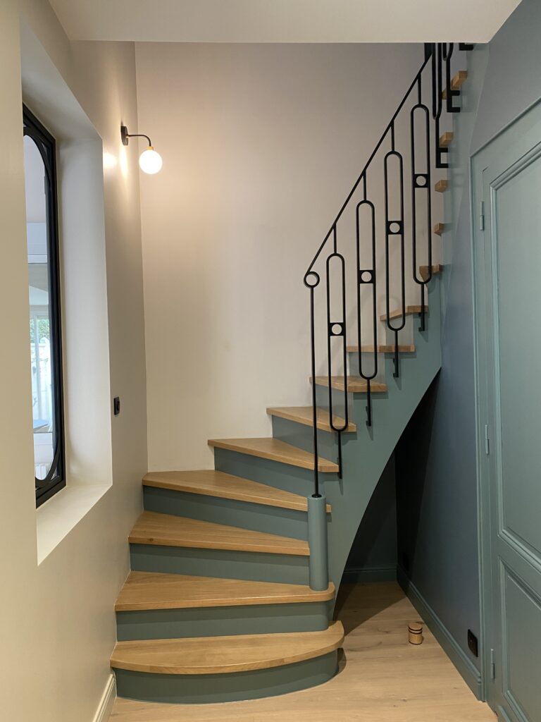 escalier d'inspiration art deco, réalisation entierement sur-mesure, chene et hetre, vernis et peinture, renovation, arcachon, erpjet, architecture interieure