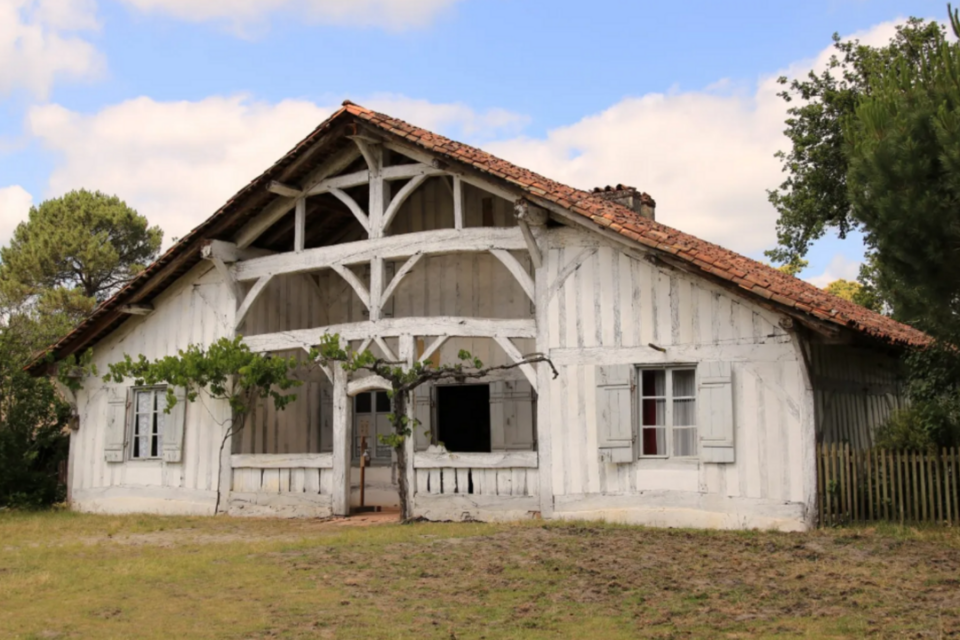 Rafraîchir sa maison : les solutions à adopter au plus tôt. maison de type landais avec large porche creant de l'ombre et vigne pour créer un couvert vegetal l'ete